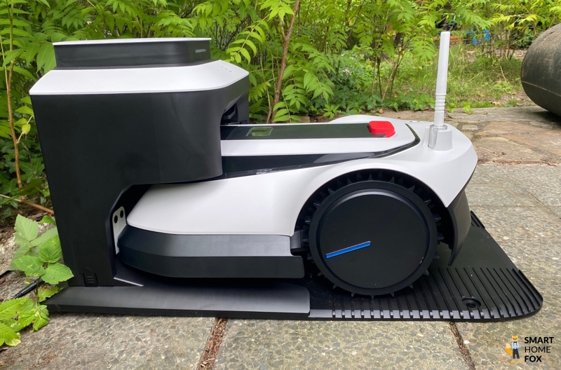ECOVACS GOAT G1 in Station aus seitlicher Ansicht